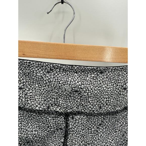Lululemon Black White Floral Print Pull On Activewear Leggings Women's Size 4 - Picture 6 of 9